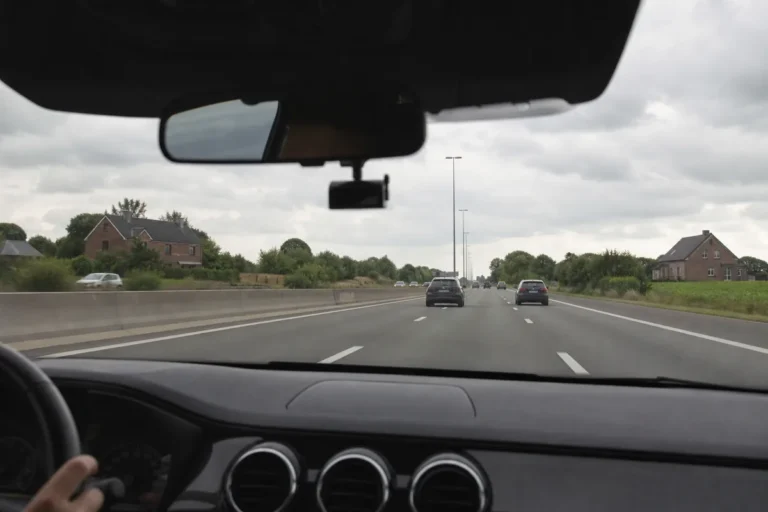Autorijden op een Belgische snelweg, met een dashcam achter de binnenspiegel